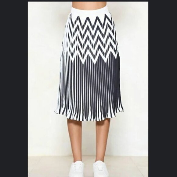 Nasty Gal women's size 2 bold black/white zig zag pleated midi skirt NWT - Picture 1 of 9